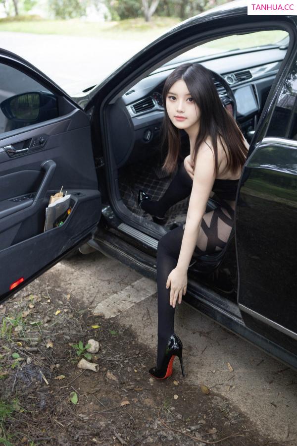 豆瓣酱  [XiuRen]高清写真图 2024.06.14 No.8708 豆瓣酱 黑丝美腿第30张图片